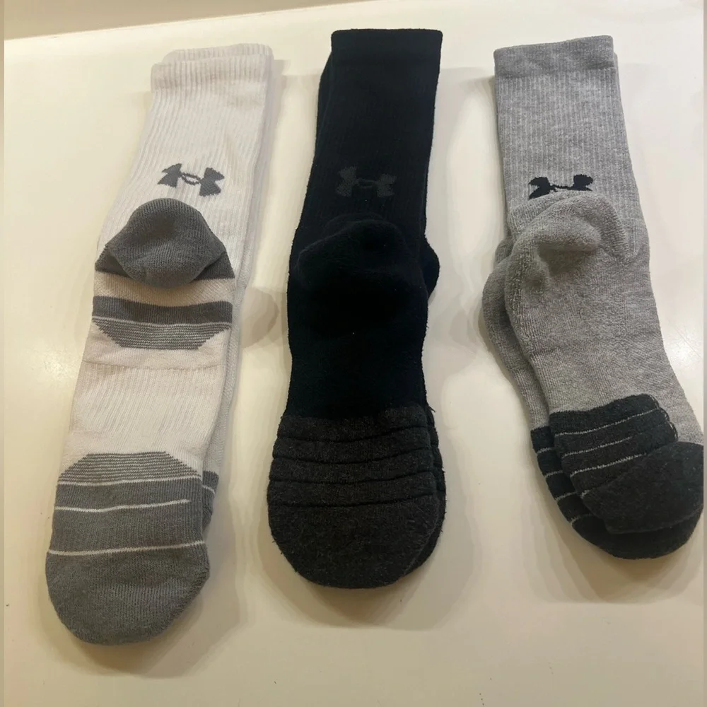 UNDER ARMOUR MEN’S CREW SOCKS 5 PAIRS. 3 WHITE. 1 GRAY. 1 BLACK. SIZE 8.5 - 13 - Picture 5 of 6